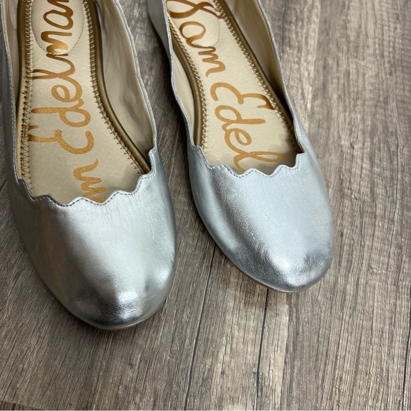 Sam Edelman 7.5 Finnegan Silver Flats - Picture 3 of 8